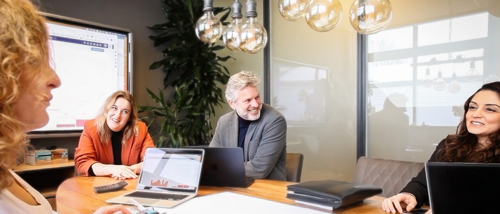 Vier collega's van Stam Advocaten in overleg aan de vergadertafel